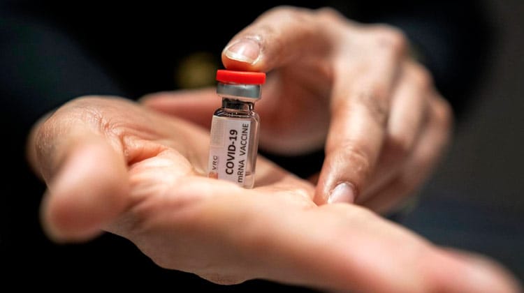 Vacina de Oxford produz resposta imune em jovens e idosos