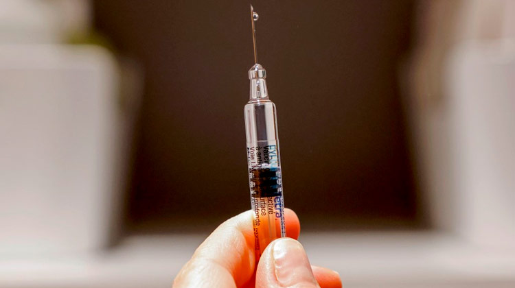 Voluntário de testes da vacina de Oxford que morreu não recebeu a imunização