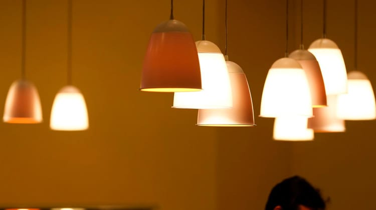 'Best Friday' da Celpe oferece até 30% de desconto na quitação de débitos Aproveitando a oportunidade dos descontos oferecidos pela Black Friday em diversos setores da economia, a Companhia Energética de Pernambuco (Celpe), empresa da Neoenergia, decidiu criar uma campanha de negociação diferenciada, a “Best Friday”. Na edição deste ano, a distribuidora vai disponibilizar, desta terça-feira (24) até o sábado (28), condições especiais para clientes interessados na quitação de débitos, com descontos de até 30%. A ação é uma parceria com a Flexpag, empresa especializada em pagamento por meio de cartões de crédito e débito. Os clientes da Celpe terão a oportunidade de receber descontos progressivos na taxa de juros ao parcelar a dívida no cartão de crédito. O desconto na taxa aplicada pode chegar a 30%, dependendo do número de parcelas. Ou seja, à medida em que o número de prestações aumenta, maior será o desconto. Os débitos podem ser negociados em até 12 vezes. Para aderir aos descontos, o cliente precisa acessar o site da Companhia, o www.celpe.com.br. No portal, é preciso clicar no link ‘Pagamento com cartão’, que fica na parte superior do site. Na página seguinte, é preciso selecionar a opção ‘Pagar faturas com cartão’. Após esses passos, o login ou cadastro na plataforma da Flexpag deve ser feito, informando o número da conta contrato, selecionando quais deseja pagar e em quantas parcelas dividir. Nesta edição da Best Friday da Celpe, o cliente que fizer o pagamento das dívidas no débito ou crédito em uma única vez, realizando o pagamento à vista, não paga juros. Já no pagamento que for feito em 12 vezes, os descontos são progressivos. Da segunda parcela até a sexta, o desconto será de 10% sob a taxa de juros. Da sétima prestação até a nona, o desconto ofertado é de 20%. Já da décima parcela até a última, o abatimento nos juros é de 30%. Segundo o superintendente Comercial da Celpe, Pablo Andrade, a medida visa ajudar os consumidores, que enfrentam um ano complicado por conta dos impactos econômicos da pandemia do novo coronavírus. “Desde o início da pandemia, a Celpe vem criando diversas possibilidades para que os clientes fiquem adimplentes, tentando oferecer várias possibilidades. Desta terça-feira (24) até o próximo sábado, vamos oferecer descontos sobre as taxas de juros. A ideia é que isso crie mais uma possibilidade, facilidade para nosso cliente manter as contas em dia”, disse. A plataforma de negociação utilizada pela Celpe aceita as principais bandeiras de cartão, como Master, Visa, Hiper, Elo e Amex.