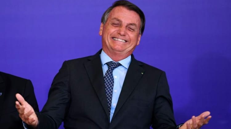 Bolsonaro diz que Brasil busca vacina própria