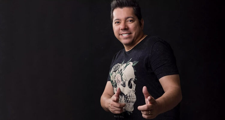 Morre aos 49 anos, o cantor Louro Santos em decorrência da Covid-19