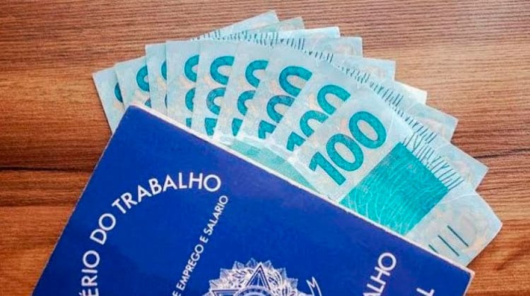 Bolsonaro anuncia aumento do salário mínimo para R$ 1.100
