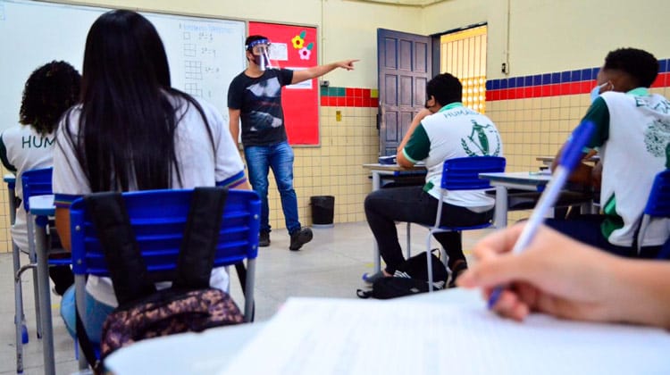 PE: ano letivo de 2021 começará em 3 de fevereiro nas escolas estaduais