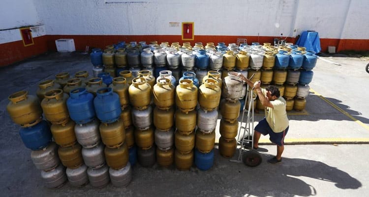 Petrobras anuncia aumento de 5% no preço do gás de cozinha