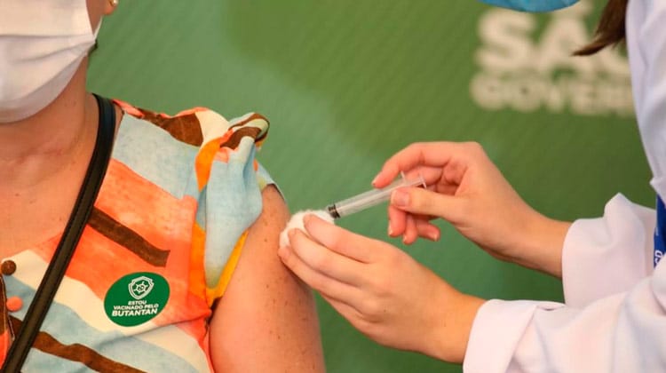 Vacinação com a Coronavac começa hoje nos estados