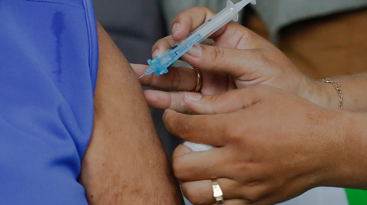 Brasil vacina 1% da população e é o oitavo país a aplicar mais doses