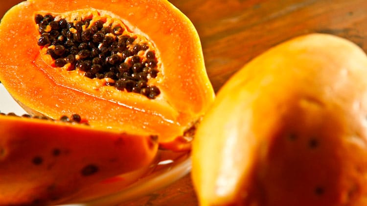 Conheça os benefícios do consumo regular de mamão