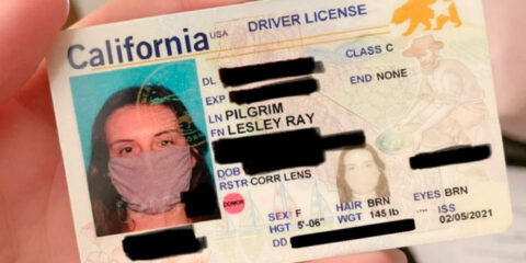Mulher sai de máscara em foto da carteira de motorista