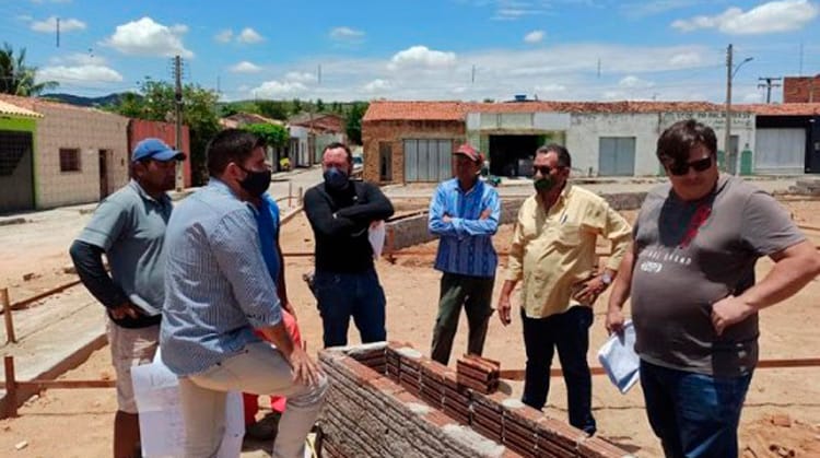 Prefeito Djalma Alves inspeciona obras no Povoado de Pelo Sinal