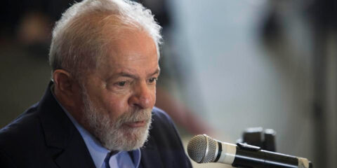 'Serei candidato contra Bolsonaro', diz Lula a revista francesa