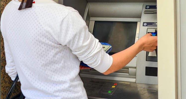 Trabalhadores nascidos em outubro podem sacar auxílio emergencial