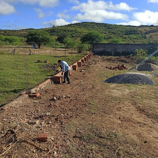 Djalma Alves inspeciona reconstrução de murada da quadra do campo em Solidão
