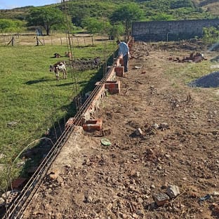 Djalma Alves inspeciona reconstrução de murada da quadra do campo em Solidão