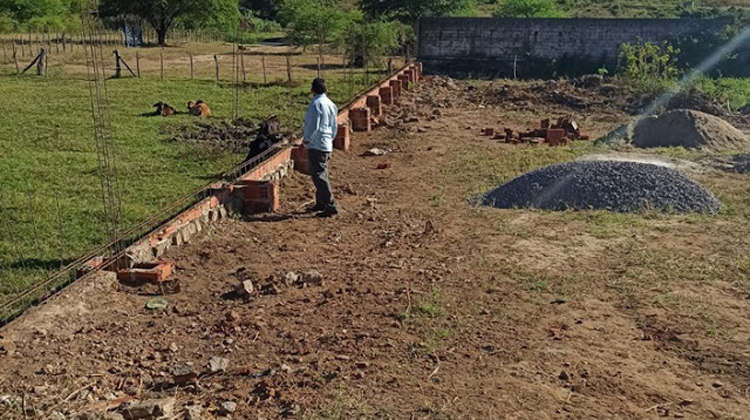 Djalma Alves inspeciona reconstrução de murada da quadra do campo em Solidão