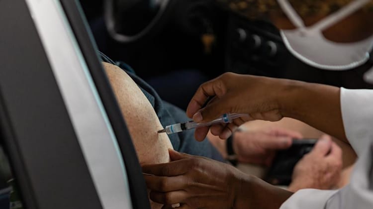 Vacinação lenta agrava sobe e desce da atividade econômica