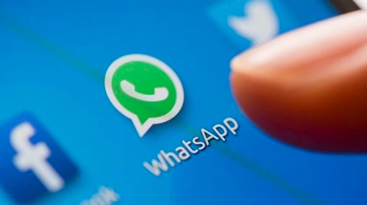 6 formas de ficar offline no WhatsApp (não aparecer o online) Desde o início da troca de mensagens, o WhatsApp potencializou nossas conversas permitindo a troca de áudios e vídeos, além de incluir chamadas e até pagamentos. Apesar da facilidade e agilidade, o WhatsApp também levantou a discussão sobre uma nova forma de controle sobre seus usuários e desconfiança sobre a privacidade oferecida pela ferramenta. O padrão é que toda vez que você acessa o aplicativo, seus contatos poderão ver na janela de conversa a indicação de que você está online. Até agora, não há a opção de ocultar isso totalmente com as configurações da própria ferramenta, porém existem aplicativos, extensões e algumas dicas que podem deixar seu uso mais discreto para os demais usuários. 1. Configurações para não aparecer online no WhatsApp Uma saída para não aparecer online no seu WhatsApp é por meio da seleção das notificações e respostas diretamente pelos atalhos, ou seja, se você conseguir responder às mensagens por meio dos campos disponíveis nas notificações, não terá que abrir o aplicativo e, consequentemente, o status de online não aparecerá. Em celulares Android, você pode verificar por meio do menu de “Configurações” do seu WhatsApp e selecionar “Notificações”. Depois habilite a opção “Notificações de alta prioridade”. Dessa forma, as mensagens recebidas aparecerão no topo da tela e você pode respondê-las na mesma caixa. Já no iPhone, essa mesma configuração está disponível no menu “Notificações”, em que você escolhe “Notificações no Aplicativo”. Assim será possível optar por banners ou alertas que permitem a leitura e resposta das mensagens sem precisar abrir o WhatsApp. 2. Como utilizar o Modo Avião para não aparecer online no WhatsApp Caso você prefira abrir o aplicativo para ver todas as mensagens com tranquilidade, outra saída para não aparecer online no WhatsApp é ativando o “Modo Avião” do seu celular. Essa opção desabilita o uso de dados via Wi-Fi e rede móvel, deixando o smatphone sem acesso à internet. Apesar de não receber novas mensagens, o aplicativo fica fora do ar e não consegue identificar seu uso e, consequentemente, se você está online, digitando ou demais informações que entregam que você está ativo. 3. Extensão do Google Chrome para retirar online do WhatsApp Para aqueles que utilizam a versão web do WhatsApp, o Google Chrome conta com uma extensão com inúmeras configurações e, entre elas, suprimir o status online do usuário. A WA Web Plus For WhatsApp está disponível para download no Web Store do Google Chrome e, depois de instalada, oferece opções para desativar o status online e também da mensagem ‘digitando’. Para utilizar, basta atualizar a página após a configuração para carregar as alterações. A extensão oferece ainda mais opções, como borrar mensagens na tela para garantir a privacidade, recuperar mensagens apagadas e oferece um relatório com informações de uso. Essa opção também está disponível para o WhatsApp Business. 4. Aplicativos para ocultar o status online do WhatsApp Para usuários Android existem outros aplicativos capazes de esconder totalmente o status online e que facilitam o uso da ferramenta. Flychat O Flychat se conecta com seus demais aplicativos de troca de mensagens e exibe as notificações de conversa em balões na tela. Dessa forma você não tem a necessidade de abrir o aplicativo e, consequentemente, os contatos não saberão que você está online. Essa opção é gratuita, mas oferece compras dentro do aplicativo. Unseen Similar ao Flychat, o Unseen permite que você responda às mensagens sem aparecer “online” no seu status. Ele também tem a opção de resposta direto nas notificações, porém permite a resposta diretamente na tela de aplicativos de troca de mensagens, como o caso do WhatsApp. É gratuito, mas tem opção de efetuar compras no app. 5. É seguro usar o apk WhatsApp GB para tirar o status online? Além das opções para Android que estão disponíveis na Web Store do Google, existe ainda o WhatsApp GB, um arquivo APK que pode ser instalado no seu dispositivo. A utilização desse aplicativo não é recomendada por não passar pelas verificações de segurança da loja que garante o uso sem prejuízos ao seu smartphone. Para utilizá-lo, é preciso pesquisar o nome no Google, fazer o download e passar o arquivo para o celular para instalação. Esse APK irá aparecer no seu próprio WhatsApp, no menu, com a opção “WhatsApp GB”. Clicando nela, basta ativar a opção “Esconder visto por último” que oculta essa mensagem e também a opção “digitando”. 6. Outras opções para ficar offline Além de oferecer a mensagem de que o contato está online, o WhatsApp também conta com a informação “Visto por último”, que dá a hora da visualização do aplicativo e pode entregar quando se está ativo. Para desativar a informação de “Visto por último” você pode alterar as configurações de privacidade no próprio WhatsApp: • iOS: Clique em “Ajustes” seguido de “Conta” e posteriormente “Privacidade”. Na tela terá a opção “Visto por Último” e você deve selecionar “Ninguém”. • Android: Acesse “Menu” (três pontinhos), depois clique em “Configurações” vá em “Conta” e acesse a área de “Privacidade”. Nesse menu ele também terá a opção de “Visto por Último” e você pode selecionar “Ninguém”.