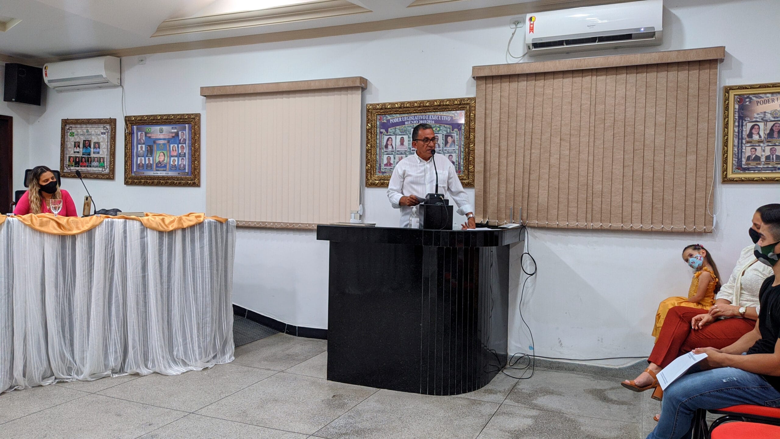 Câmara Municipal de Solidão realiza sessão solene de aplausos para entrega de títulos