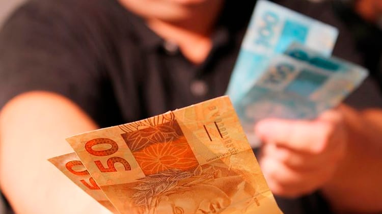 Governo acena um extra com bônus para beneficiários de programas sociais