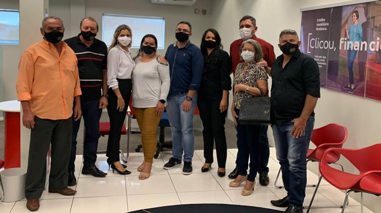 Vereadores e comerciantes de Solidão se reúnem com gerente do Bradesco