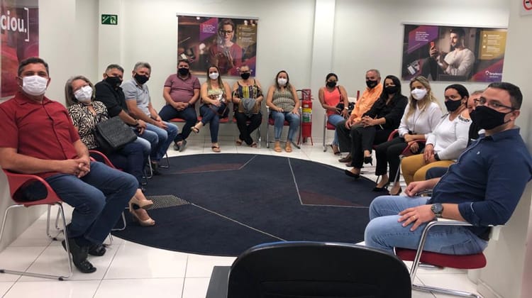 Vereadores e comerciantes de Solidão se reúnem com gerente do Bradesco
