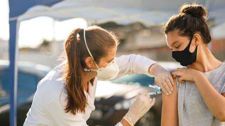 Ministério da Saúde passa a não recomendar vacinação de adolescentes sem comorbidades