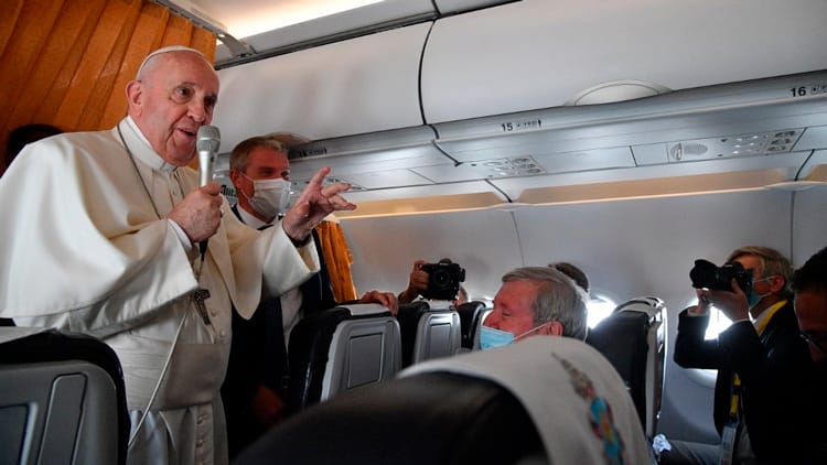 Papa reprova cardeais 'negacionistas' que não querem ser vacinados