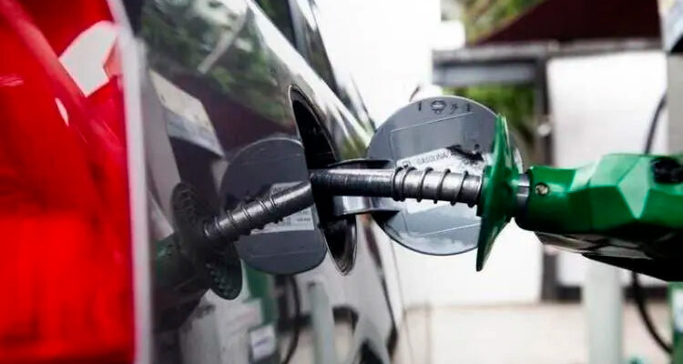 Governo aumenta preço da gasolina pela segunda vez este mês
