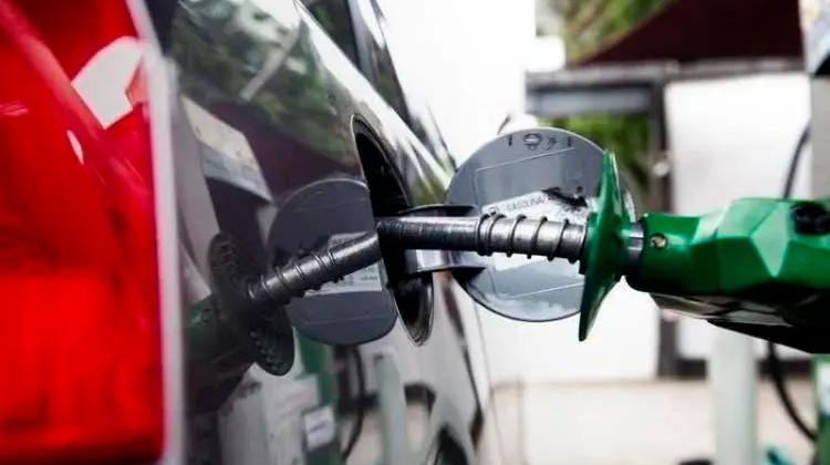 Governo aumenta preço da gasolina pela segunda vez este mês