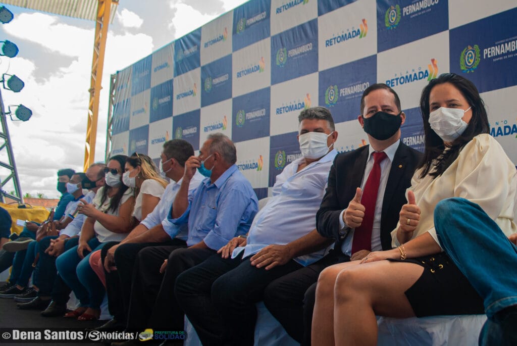 Governador Paulo Câmara é recepcionado em Solidão pelo Prefeito Djalma Alves