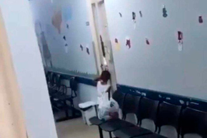 Médica obriga mãe a deixar um dos filhos sozinho em corredor