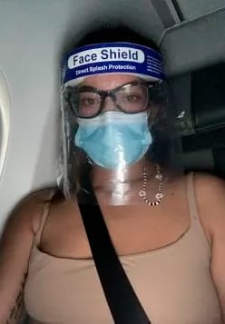 Passageira descobre que está com covid e é trancada em banheiro de avião