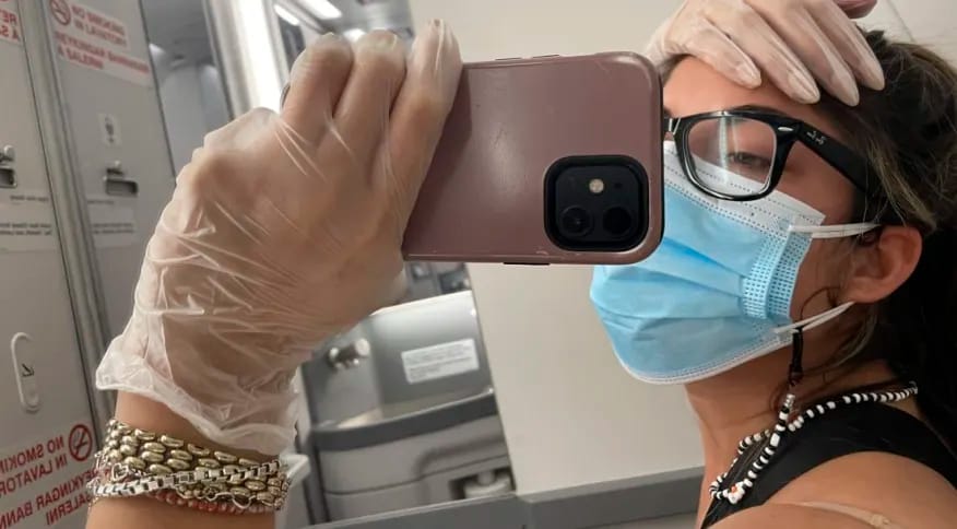 Passageira descobre que está com covid e é trancada em banheiro de avião