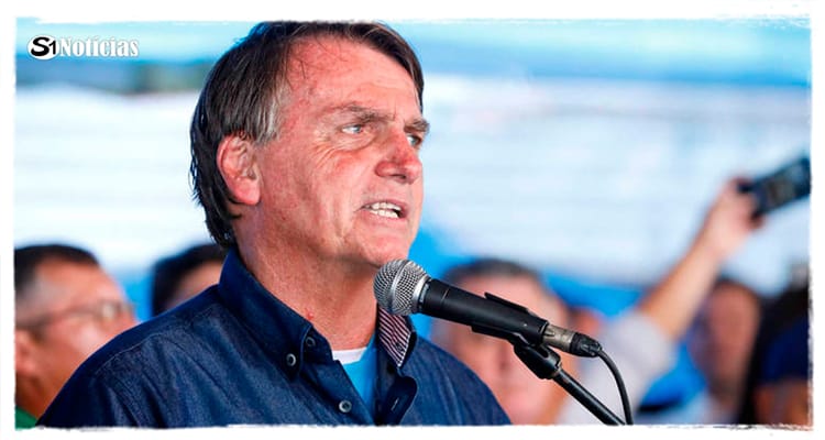 Bolsonaro fala em ditadura e anuncia que nos próximos dias 'algo vai nos salvar'