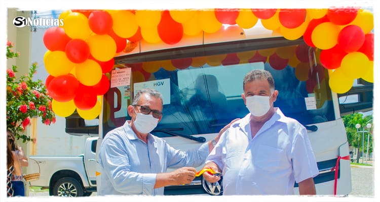 Prefeito Djalma Alves entrega caminhão 0km aos Solidanenses