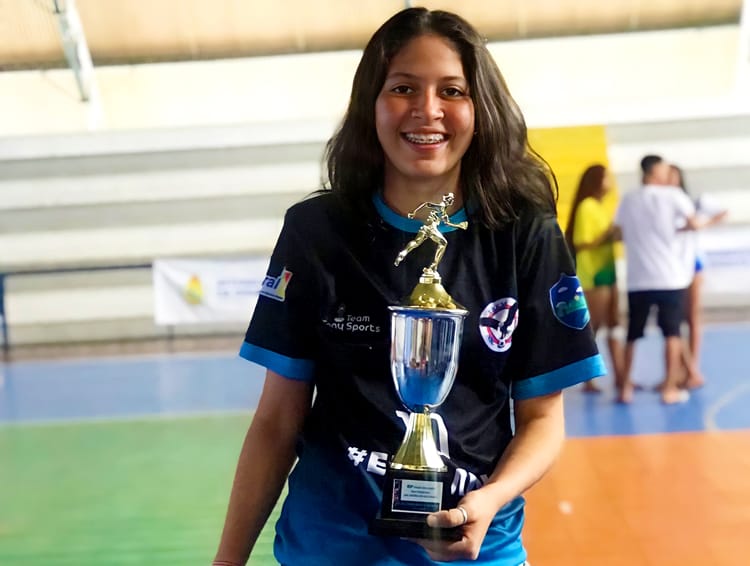 Campeã no salto triplo nos jogos escolares, Kauani Barbosa representará Solidão na fase estadual