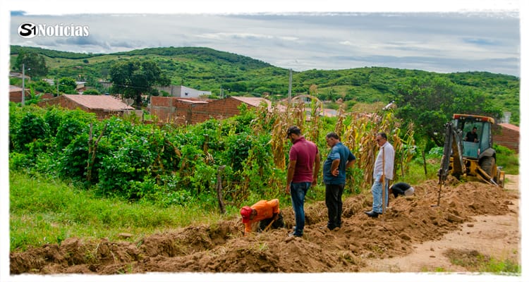 Prefeito Djalma Alves vistoria obra de início de pavimentação do Bairro Riacho Verde