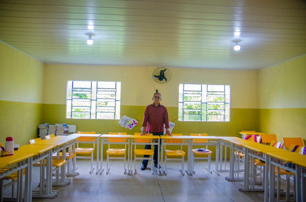 Prefeitura de Solidão entrega novos kits de mesas e cadeiras para as escolas