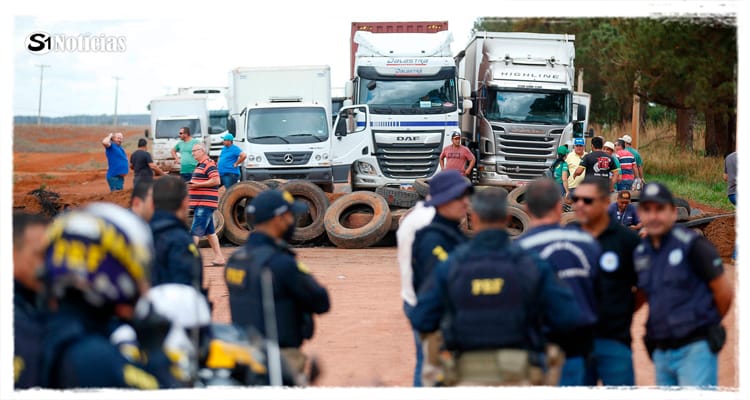 Bloqueios de estradas em Pernambuco chegam ao 3º dia