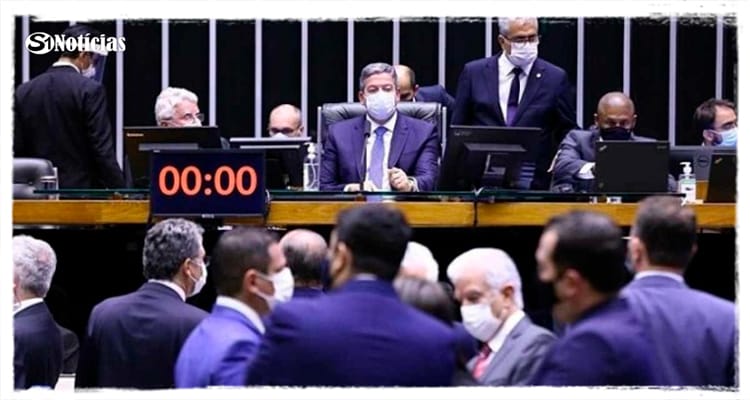 Câmara aprova projeto que aumenta pena para crime de injúria racial A proposta, que segue para sanção, inclui agravantes para o crime que podem aumentar a pena de 1 a 3 anos de reclusão para 2 a 5 anos de reclusão A Câmara dos Deputados aprovou um Projeto de Lei (PL) que aumenta a pena do crime de injúria racial. De acordo com o texto, a pena passará de um a três anos de reclusão, como é atualmente, para de dois a cinco anos de reclusão. O projeto segue agora para a sanção presidencial. A proposta, aprovada nessa quarta-feira (7/12), é um substitutivo do Senado Federal ao PL 4.566/21, de autoria dos ex-deputados Tia Eron (Republicanos-BA) e Bebeto (PSB-BA). A pena atual, de um a três anos, será mantida para casos de injúria relacionada à religião, ou a condição de pessoa idosa ou com deficiência. Já nos casos que envolvam raça, cor, etnia ou procedência nacional, a pena subirá para dois a cinco anos de reclusão. O crime de injúria é caracterizado quando alguém ofende a honra objetiva de outra pessoa, ou seja, quando profere uma ofensa. Ela difere também dos crimes de calúnia e difamação, que são caracterizados quando outra pessoa toma conhecimento. Para a injúria, basta a vítima tomar ciência da ofensa. O texto aprovado também prevê aumento da pena de 1/3 até a metade quando a injúria ocorrer com o intuito de diversão, descontração ou recreação. No caso de injúria racial, a pena também é aumentada em metade se o crime for cometido por duas ou mais pessoas. Se a injúria for cometida por um servidor público, o aumento da pena será de 1/3. Com informações Correio Braziliense.