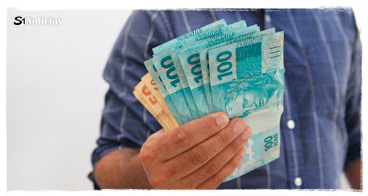 Deputados promulgam leis que aumentam próprios salários e os do poder executivo