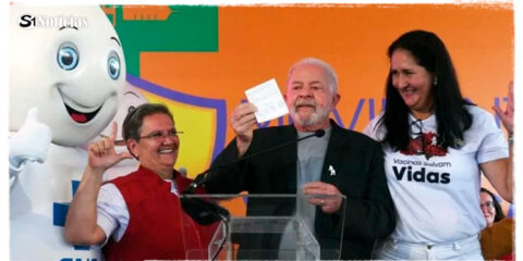 Lula mostra cartão de vacina após tomar dose bivalente: "Responsabilidade"