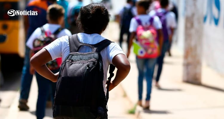 Bolsa ensino médio: Câmara aprova auxílio para alunos de baixa renda