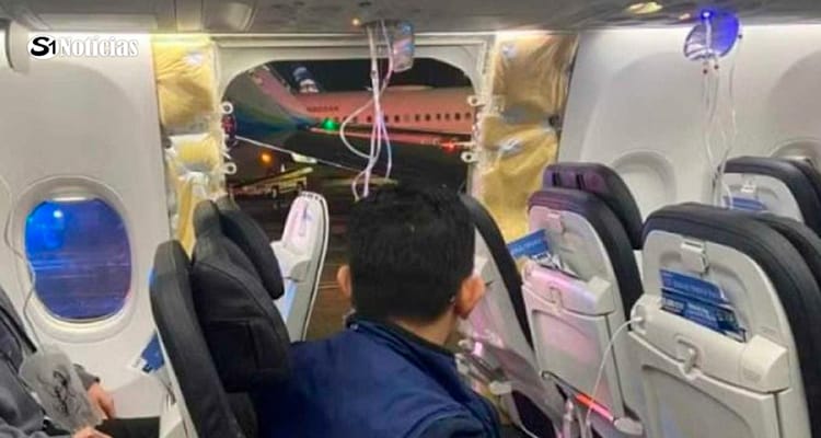 Porta de avião que se soltou durante voo é encontrada em quintal de casa