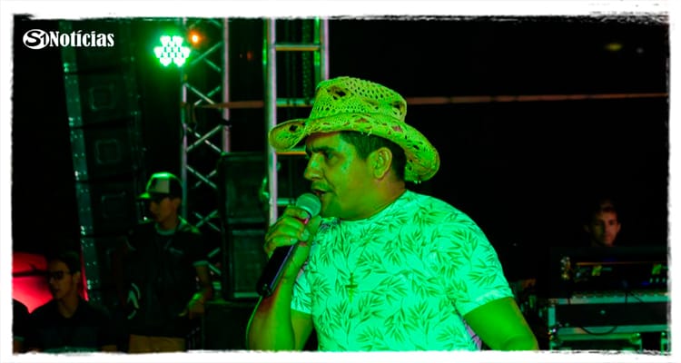 Cantor Valdeir Tavares presta homenagem a Solidão com composição musical