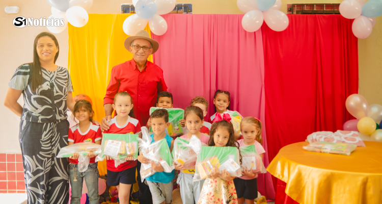 Prefeitura de Solidão garante entrega de kits escolares para alunos da rede municipal