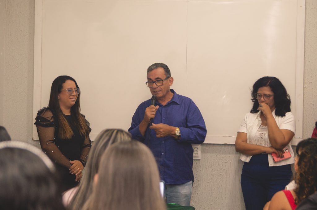 Prefeito Djalma Alves prestigia encerramento da Semana do Estudante Faveni 2024Na sexta-feira, 19 de julho de 2024, foi realizado o encerramento da Semana do Estudante Faveni 2024. O evento contou com a presença ilustre do prefeito de Solidão, Djalma Alves, que esteve acompanhado da primeira-dama e secretária de Assistência Social, Irene Espinhara.O prefeito Djalma Alves prestigiou as diversas apresentações culturais, destacando-se a participação do renomado poeta Dedé Monteiro, que emocionou os presentes com sua arte e talento.A Semana do Estudante Faveni 2024 foi marcada por diversas atividades voltadas para a valorização da cultura e da educação, proporcionando momentos de integração e aprendizado para todos os participantes. A presença do prefeito e da primeira-dama reforça o compromisso da administração municipal com o apoio a eventos que promovam o desenvolvimento educacional e cultural da comunidade.Prefeito Djalma Alves prestigia encerramento da Semana do Estudante Faveni 2024