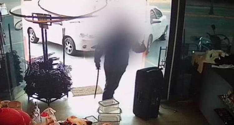 Homem mata atual e ex-namorada com espada