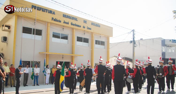 Solidão celebra Dia da Independência realizado pelo Prefeito Djalma Alves e Autoridades Municipais Neste sábado, 07 de setembro, o município de Solidão celebrou o Dia da Independência do Brasil com um Ato Cívico organizado pelo prefeito Djalma Alves, o vice-prefeito José Nogueira e os vereadores da cidade. A cerimônia aconteceu em frente à Prefeitura de Solidão e contou com a presença da banda marcial Ivo Simões da Costa, que abrilhantou o evento com suas apresentações. A população local também marcou presença, prestigiando o momento de celebração à Pátria. O Ato Cívico reforçou a importância da data e a união da comunidade de Solidão em torno dos valores cívicos e patrióticos.