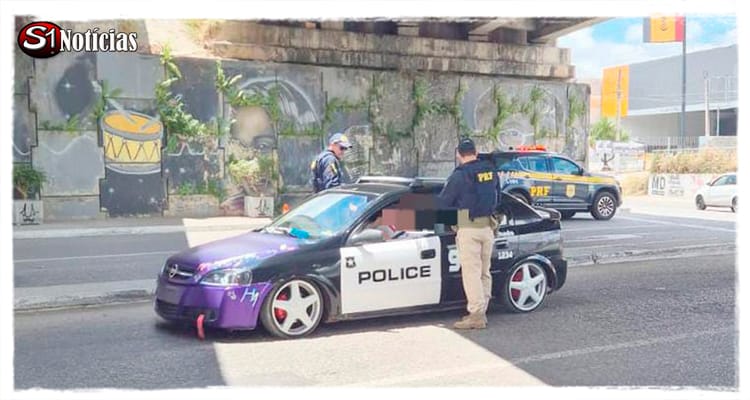 Carro "fantasiado" de viatura policial dos Estados Unidos é flagrado em rodovia no Agreste