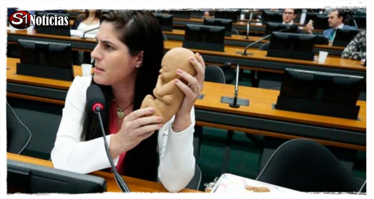 PEC contra aborto legal é aprovada na CCJ sob protestos